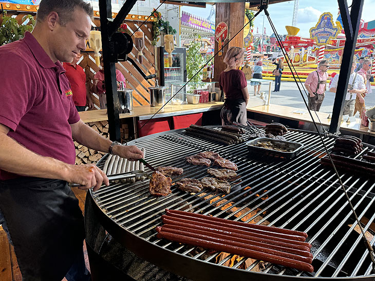 Anni's Steak Hütte - mit riesigem Schwenkgrill über Buchenholzfeuer